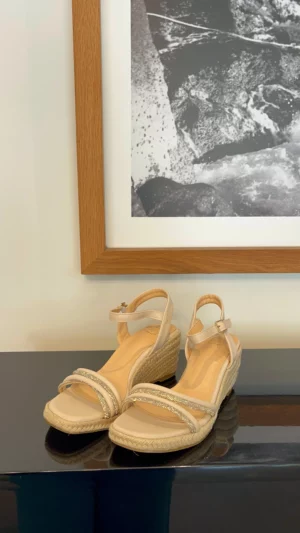 Sandale compensées à brides strassées