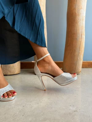 Sandale à talons fines avec brides à la cheville