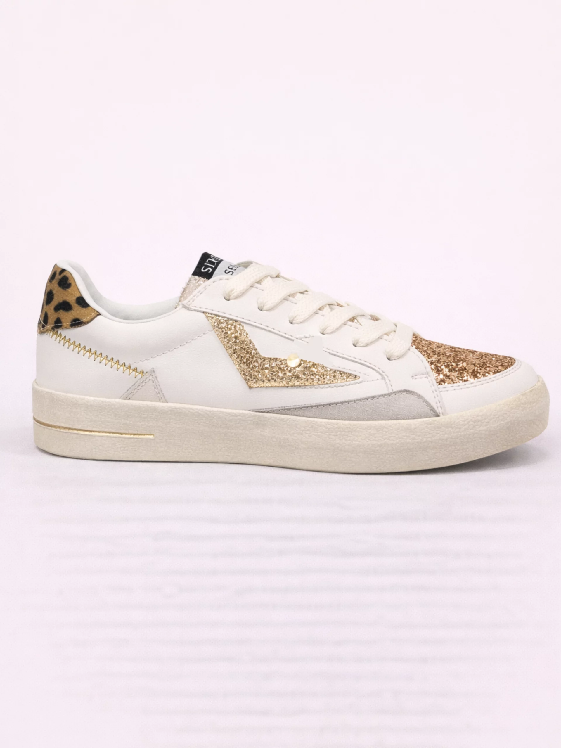 Baskets à détails brillants et empiècements contrastés