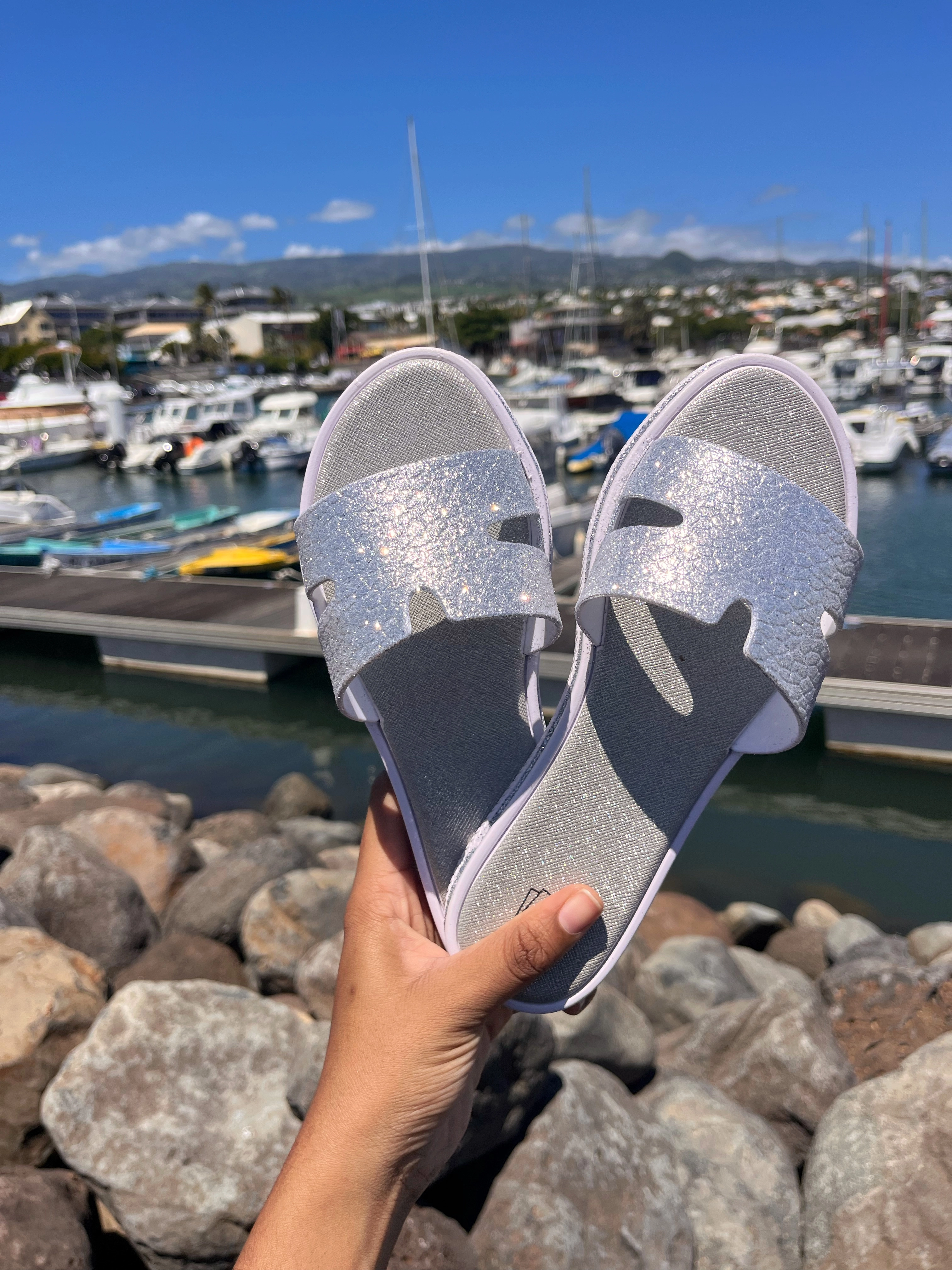 Sandale plate à brides larges texturées