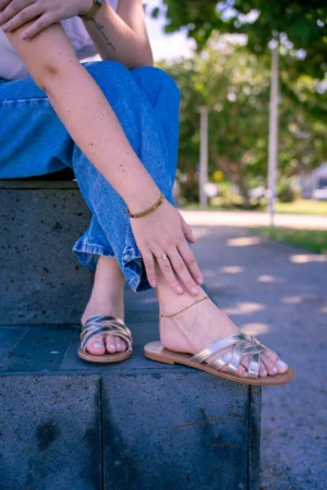 Claquettes plates argentées