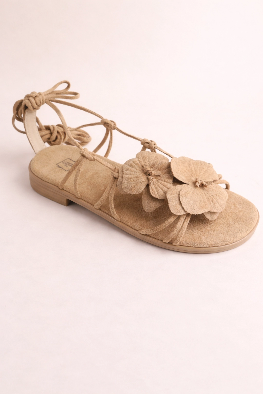 Sandale en daim beige avec fleurs – Image 3