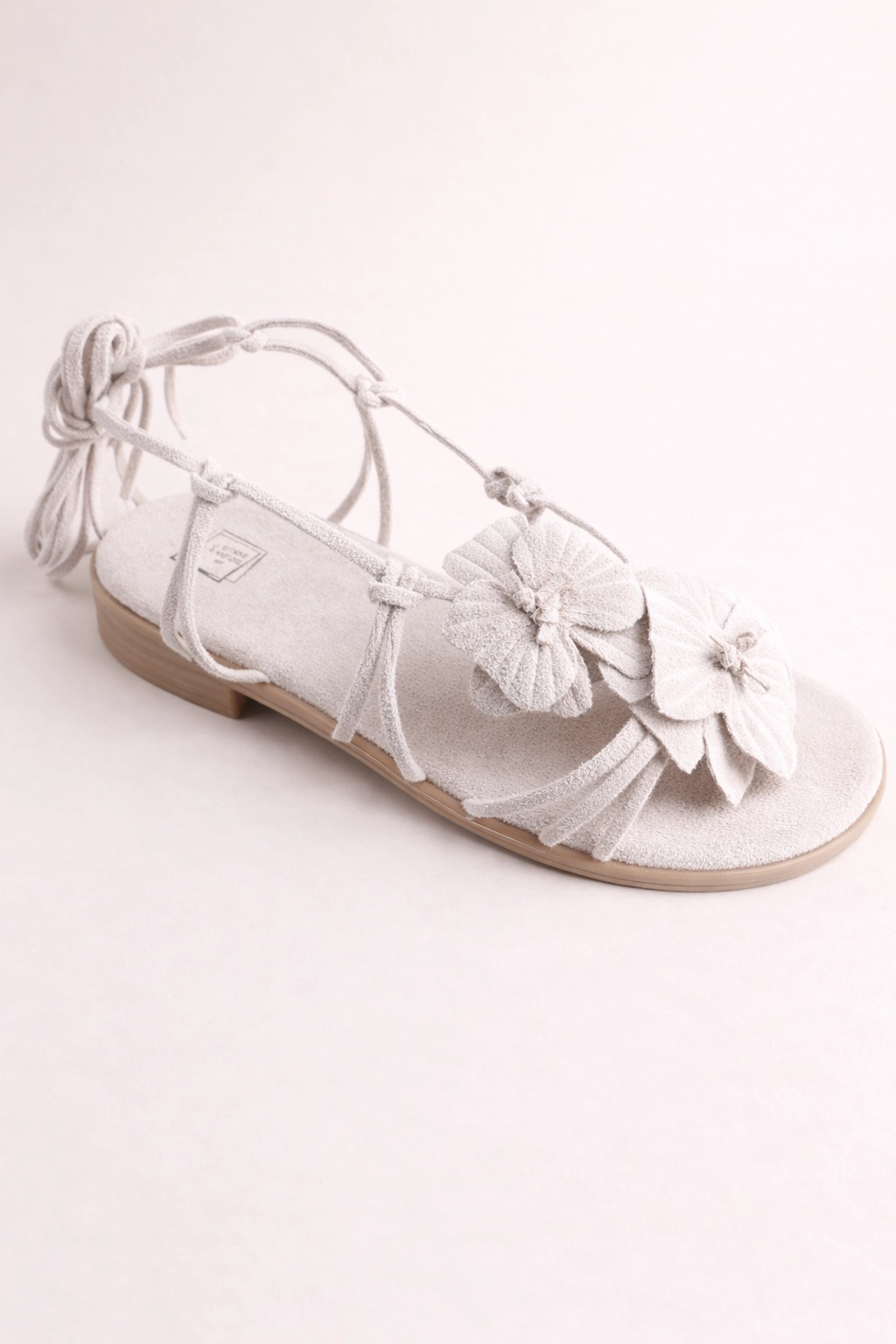 Sandale en daim beige avec fleurs